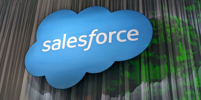 How Does Salesforce Help Businesses Manage Customers?